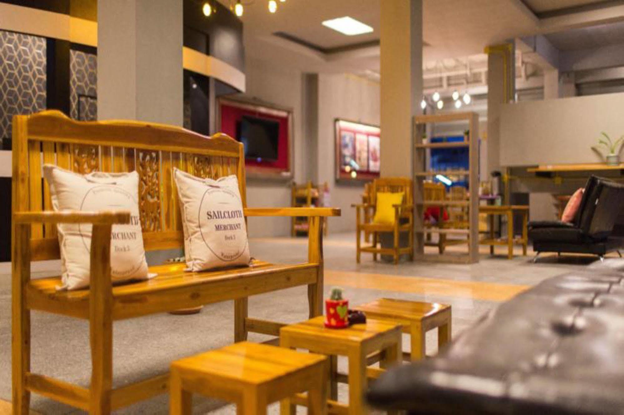 Holiday Station Hostel Krabi Ngoại thất bức ảnh