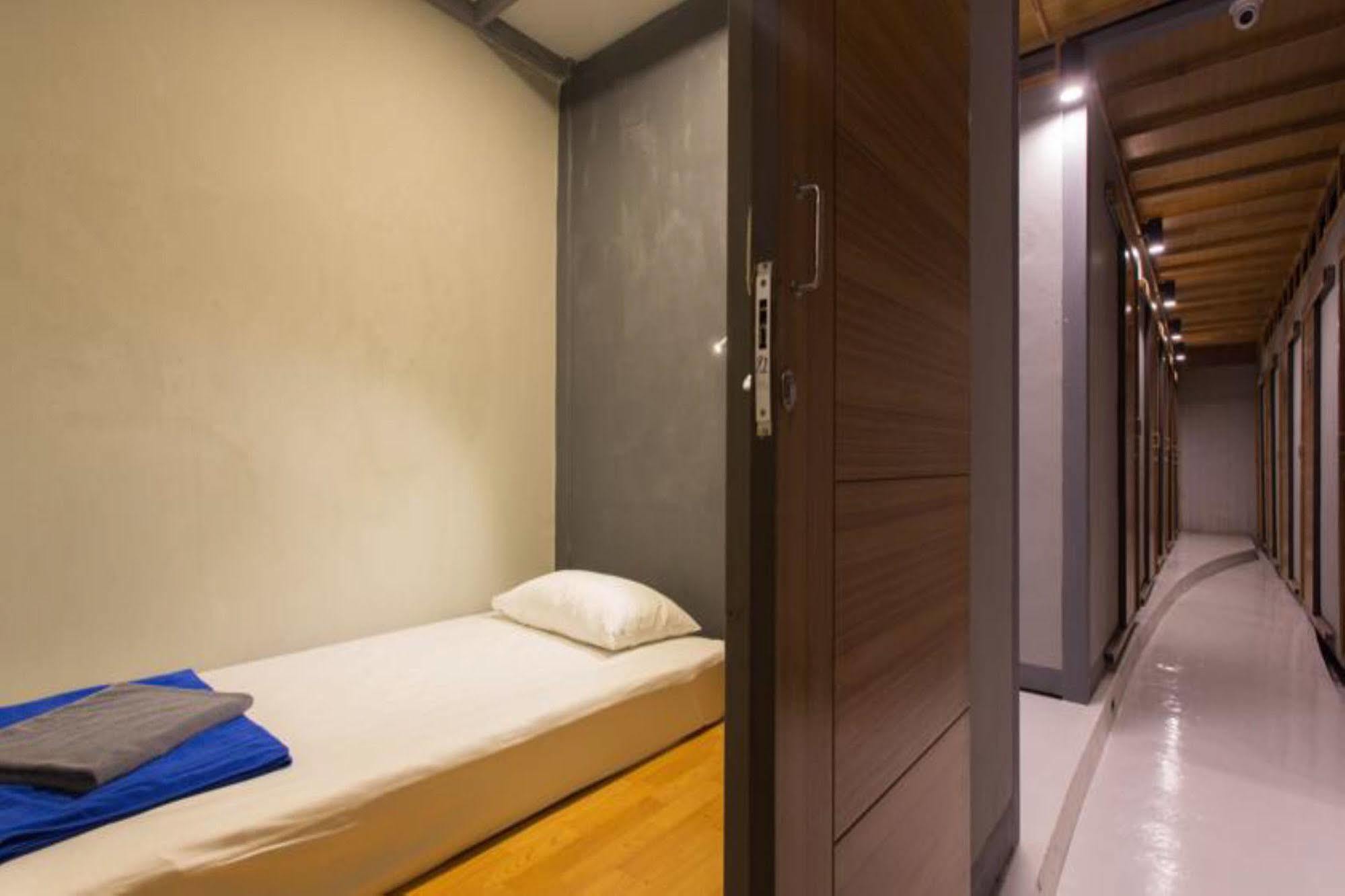 Holiday Station Hostel Krabi Ngoại thất bức ảnh