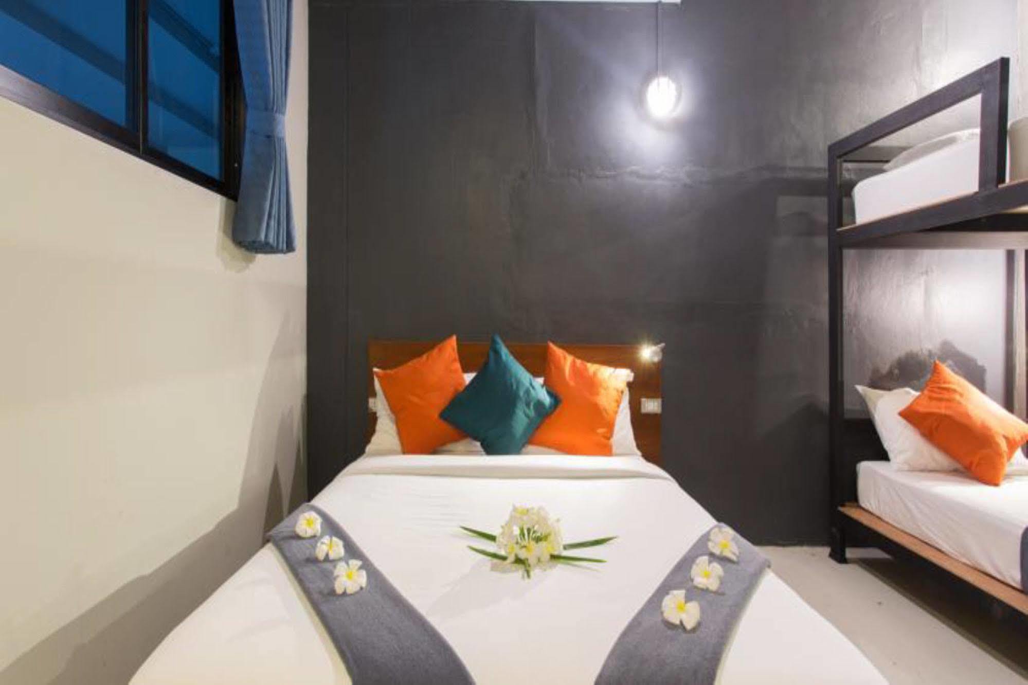 Holiday Station Hostel Krabi Ngoại thất bức ảnh